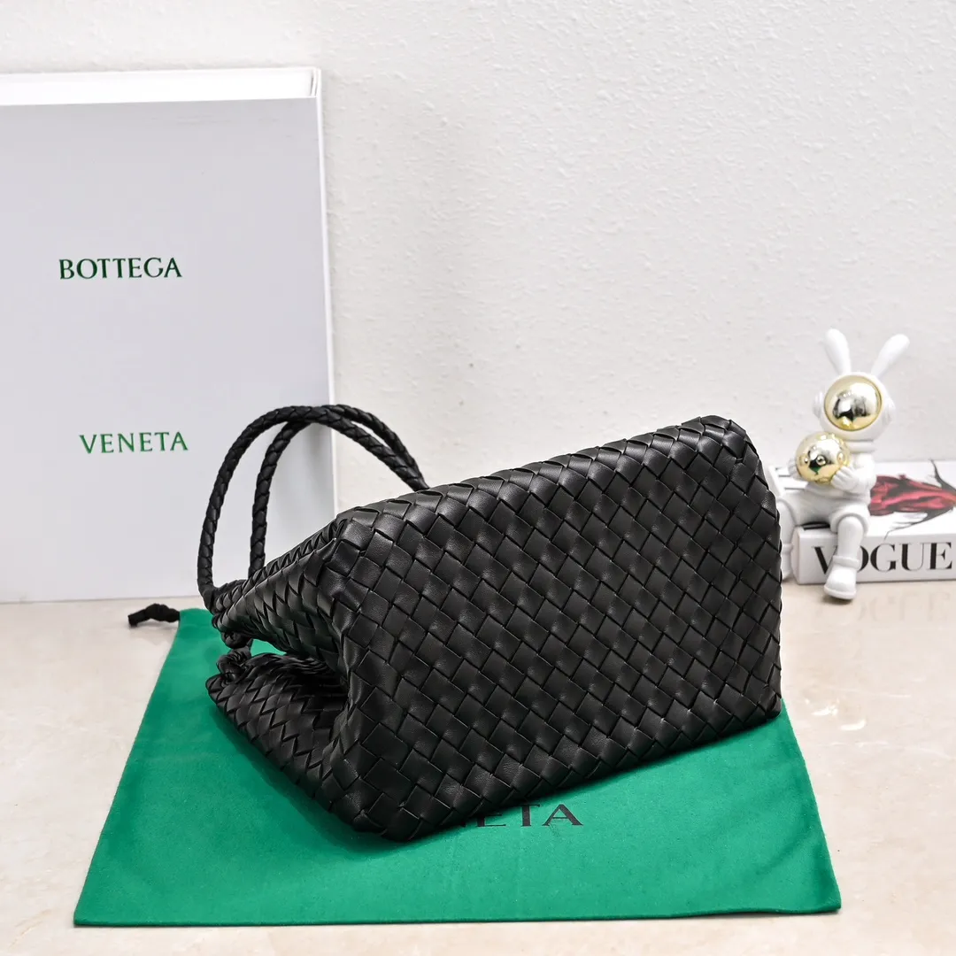 Batch 2660 24 early autumn new model Andiamo Parachute is made of a whole piece of woven leather and is processed with folding stitching at the four corners # Craftsmanship and creativity. Large size is atmospheric and practical. One of the must-selects for BV. Large space, can hold a computer, thick shoulder strap, very comfortable on the shoulder. Large parachute upper body real photo can be carried on the back. The upper body is versatile and cute☺️ Style number: 6571 Size: 30*26*20cm